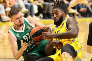 Tel Avivo „Maccabi“ atsisveikino su aukštaūgiu