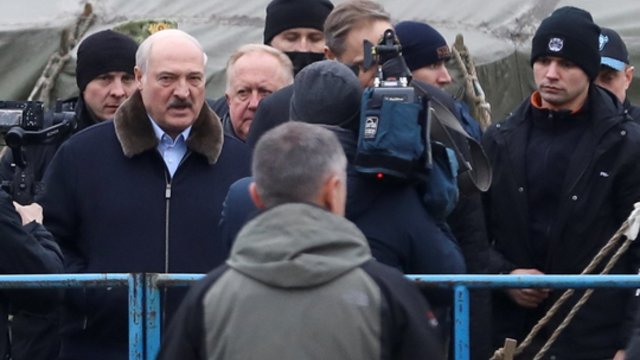 A. Lukašenka apsilankė migrantų apgyvendinimo stovykloje: buvo pasitiktas plojimais