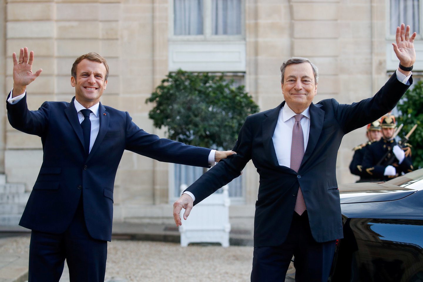 Prancūzijos prezidentas Emmanuelis Macronas ir Italijos vyriausybės vadovas Mario Draghi.<br>Reuters/Scanpix nuotr.