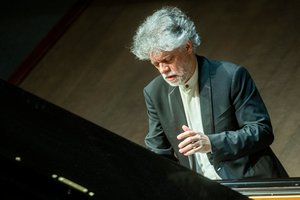 Iš po pianisto F. Guy pirštų liejosi tarsi ne garsinė materija, bet šviesa