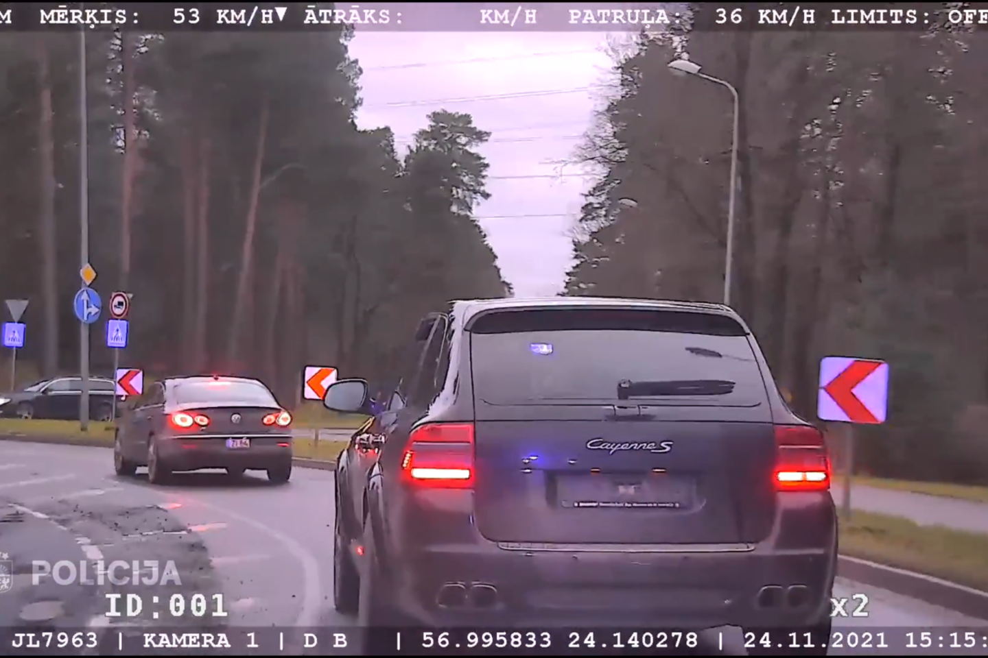 Policija priartėjo prie transporto priemonės ir bandė ją sustabdyti, tačiau „Porsche“ vairuotojas tik padidino greitį.<br>Stop kadras