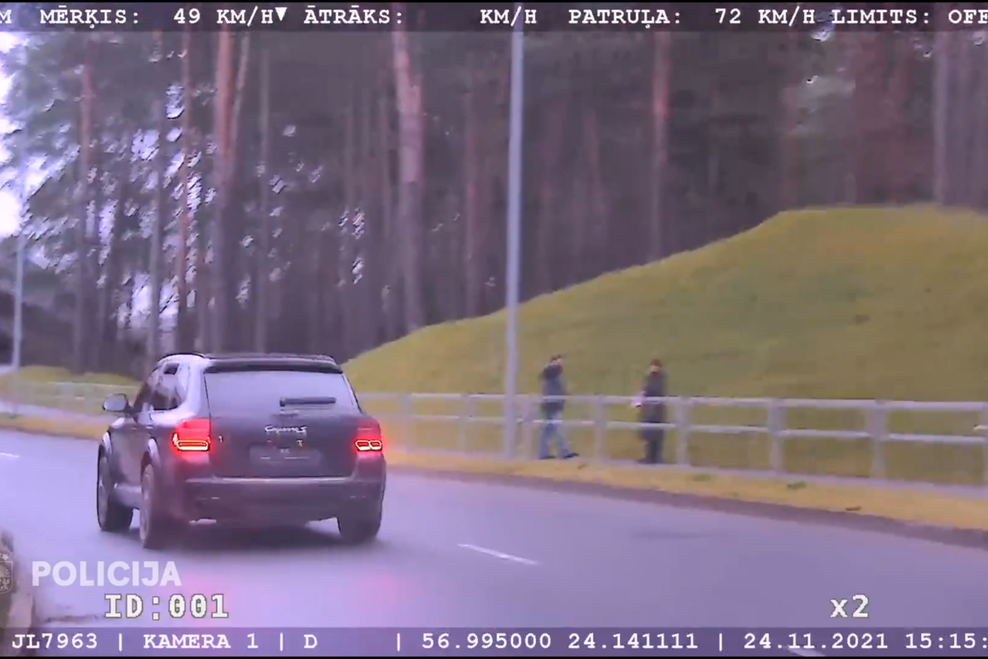 Policija priartėjo prie transporto priemonės ir bandė ją sustabdyti, tačiau „Porsche“ vairuotojas tik padidino greitį.<br>Stop kadras