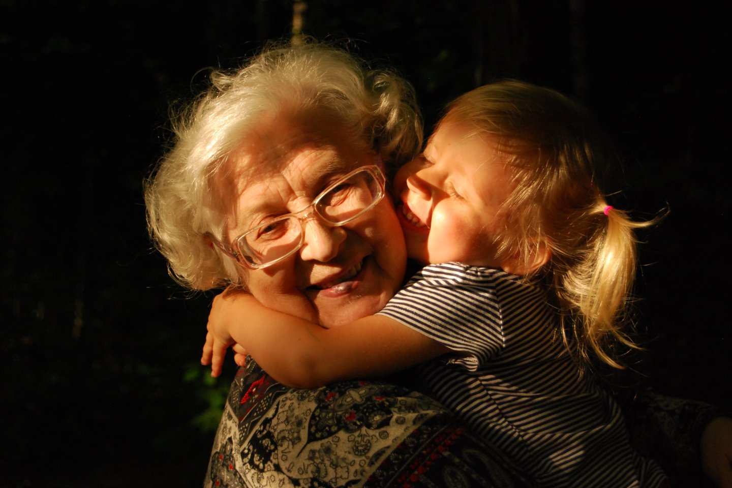 Močiutės su anūkais užmezga emocingesnį ryšį nei su savo vaikais.<br>„Unsplash“ nuotr.