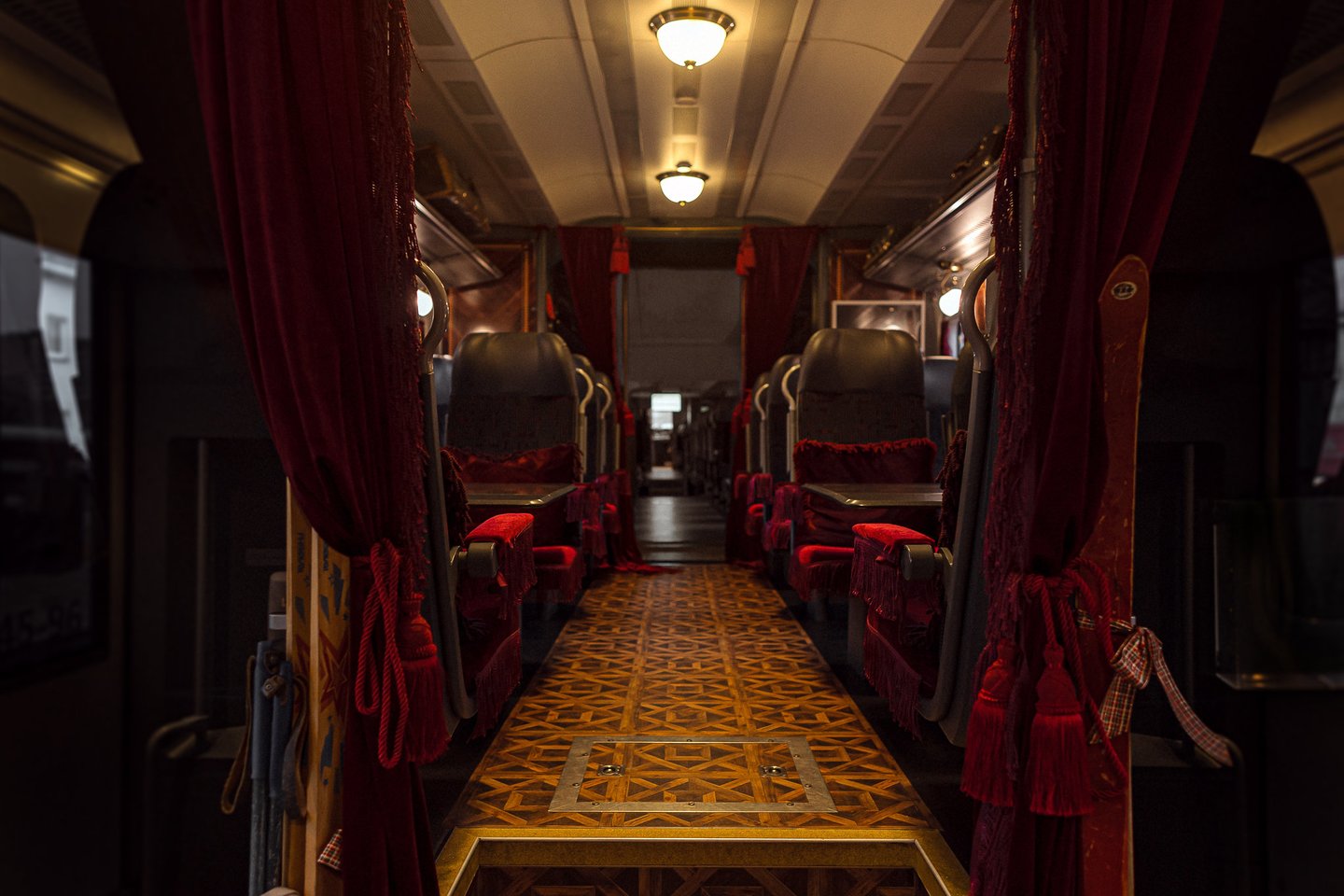 Specialiai šventėms sukurtame traukinių vagonų interjere dominuoja retro atmosfera.<br>AA Studio nuotr.