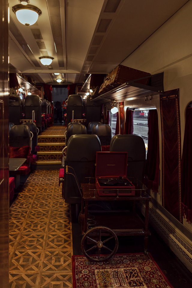 Specialiai šventėms sukurtame traukinių vagonų interjere dominuoja retro atmosfera.<br>AA Studio nuotr.