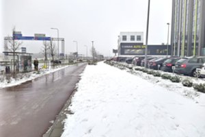 Darnus judumas – kaip iš natų: nuvalė taką dviračiams, o šaligatvį paliko užverstą sniegu