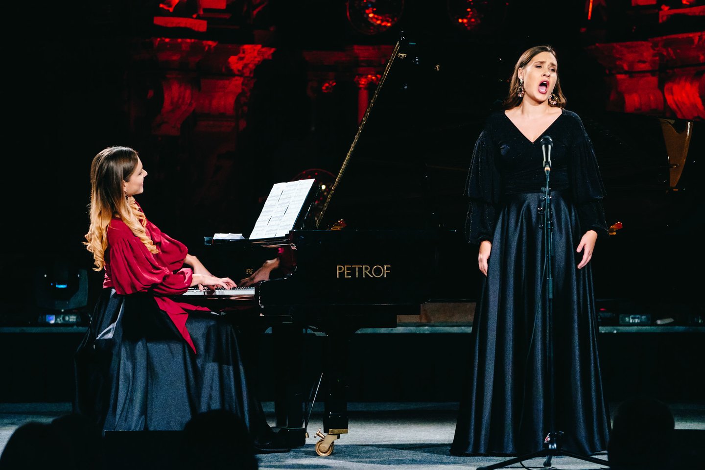Seserų dainininkės Marijos ir pianistės Ievos Dūdaičių duetas parengė „Arijų fejerverkus“. 