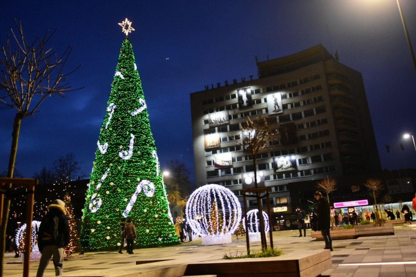 Staigmena: Panevėžyje jau įžiebta Kalėdų eglė.<br>R.Ančerevičiaus nuotr.