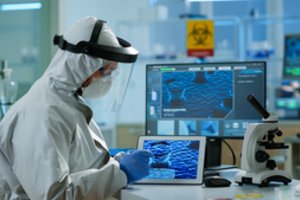 Naujasis, sparčiau plintantis COVID-19 variantas: koks jis yra ir kodėl jis kelia susirūpinimą?