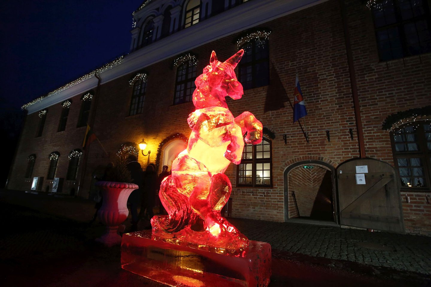 Penktadienio vakarą Raudondvaryje surengta įspūdinga šventė - įžiebta pagrindinė Kauno rajono eglė.<br> M.Patašiaus nuotr.