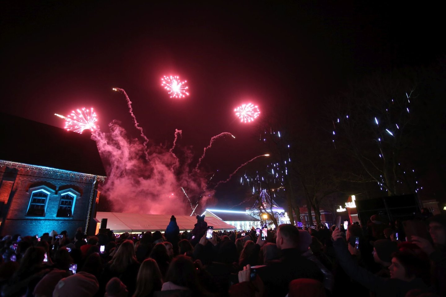 Penktadienio vakarą Raudondvaryje surengta įspūdinga šventė - įžiebta pagrindinė Kauno rajono eglė.<br> M.Patašiaus nuotr.