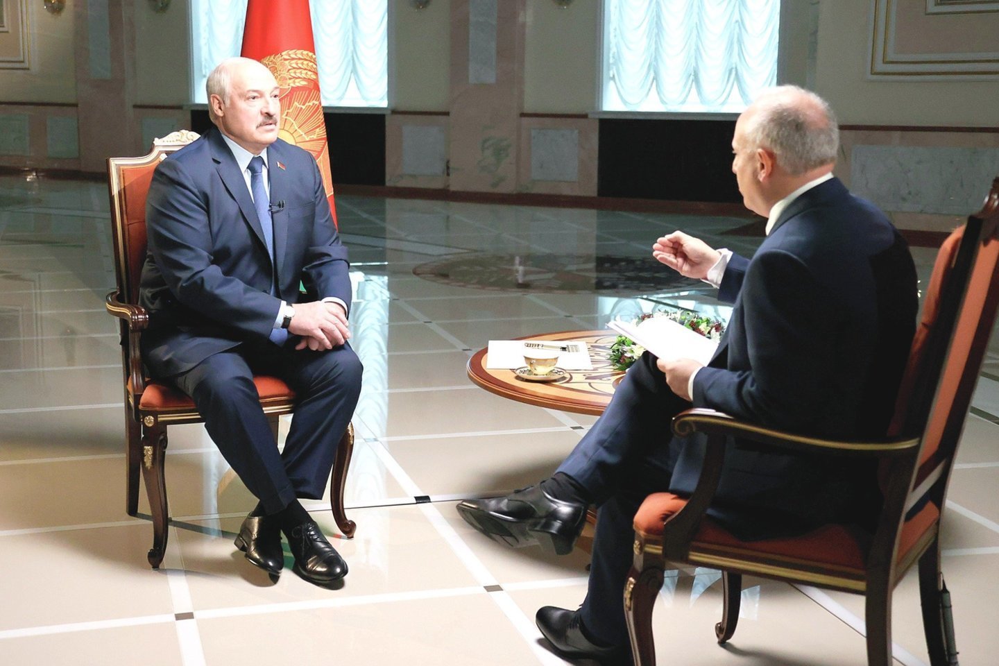 Duodamas interviu BBC korespondentui S.Rosenbergui (dešinėje) Baltarusijos diktatorius A.Lukašenka nė kartą buvo praradęs kantrybę po nepatogių klausimų.<br>TASS/“Scanpix“ nuotr.