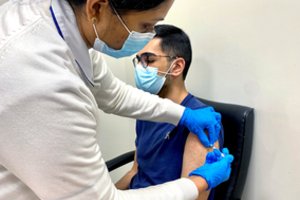 100 proc. JAE gyventojų gavo bent vieną COVID skiepą