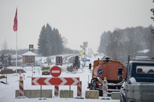 Keiktelėjo ne vienas vairuotojas: pervažą uždarė, bet kur važiuoti – nenurodė