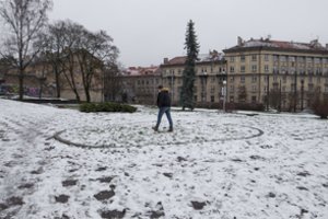 P. Cvirkos paminklą nukėlė, tačiau skvere nelegaliai stovintis maisto vagonėlis – neįveikiama užduotis