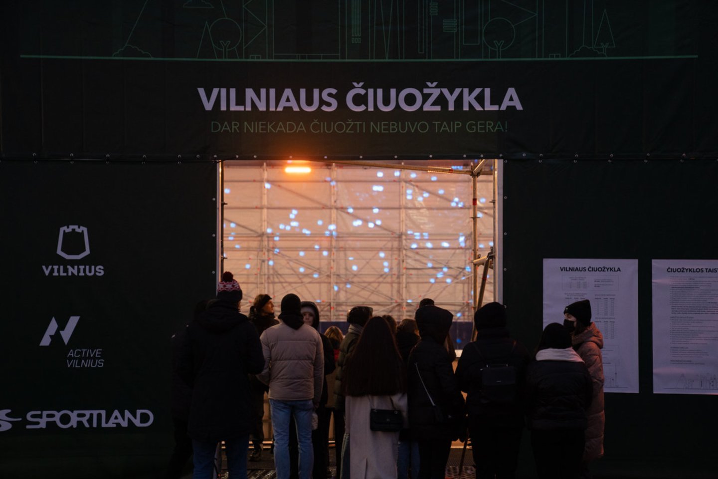  Vilniuje atidaryta ledo čiuožykla.<br> Ieva Jūra nuotr.