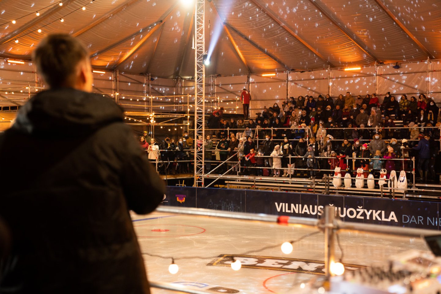  Vilniuje atidaryta ledo čiuožykla.<br> Ieva Jūra nuotr.