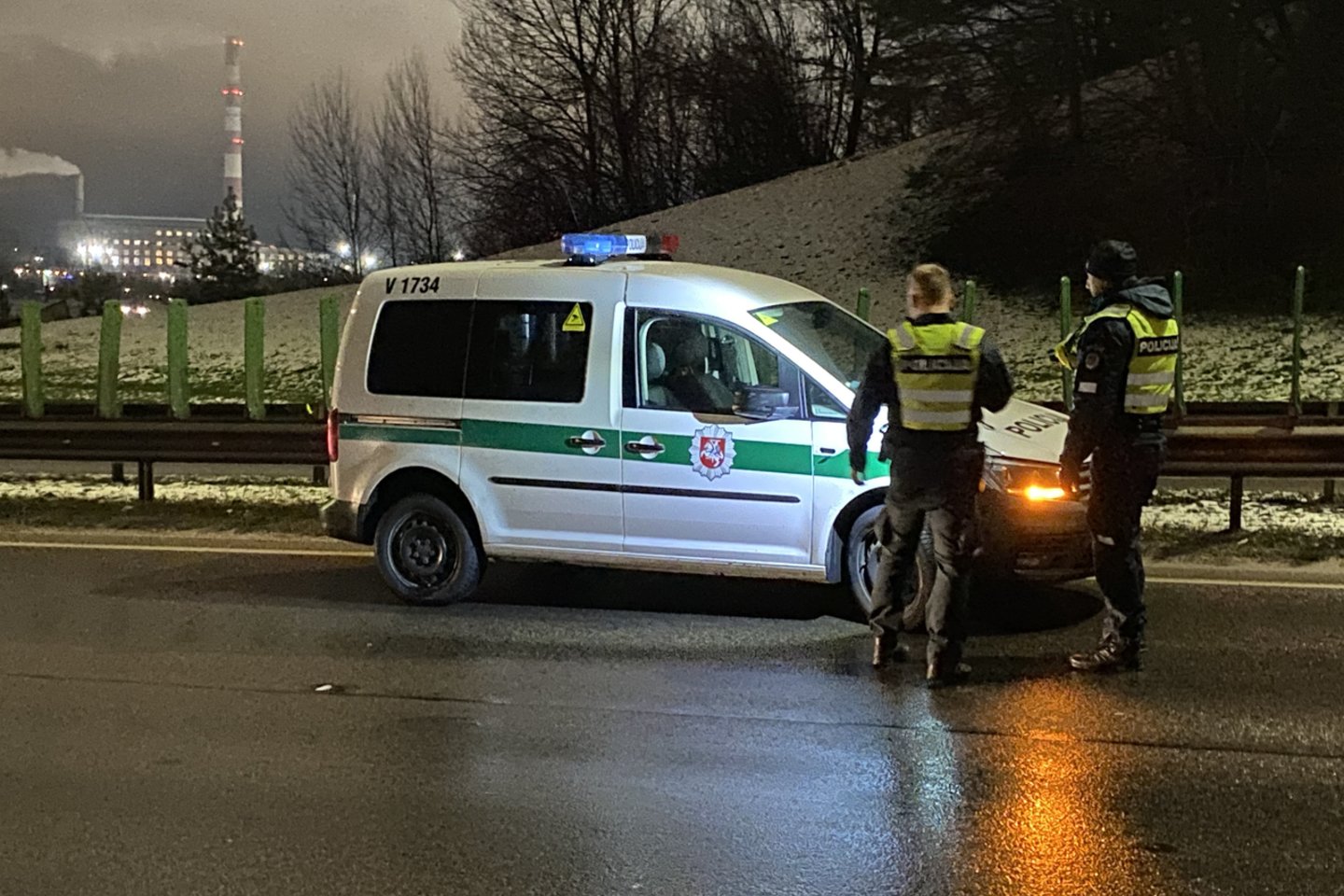  Per girto vairuotojo gaudynes Vilniuje apdaužyti du policijos automobiliai.<br> Lrytas.lt nuotr.