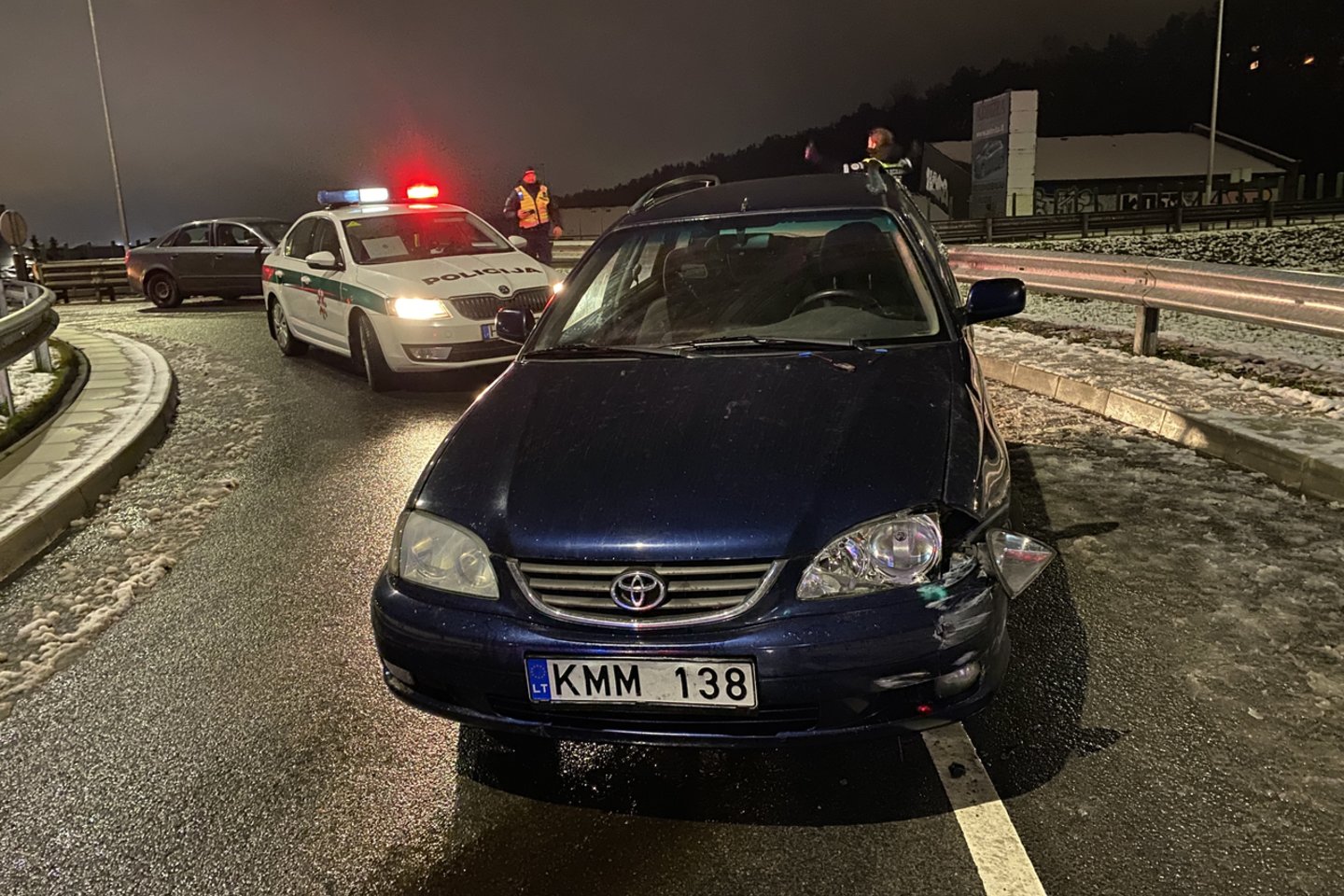  Per girto vairuotojo gaudynes Vilniuje apdaužyti du policijos automobiliai.<br> Lrytas.lt nuotr.