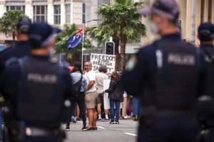 Austrijoje – tūkstantiniai protestai prieš privalomus skiepus nuo koronaviruso