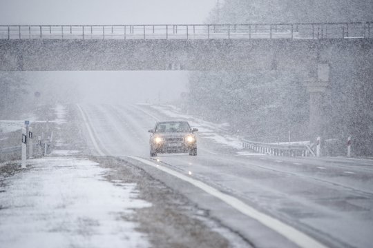 Eismo sąlygas sunkina mišrūs krituliai