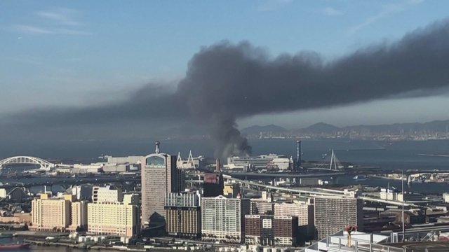 Japonijoje – didžiulis sandėlio gaisras: nukentėjusiųjų nėra, tačiau miestas paskendo dūmuose