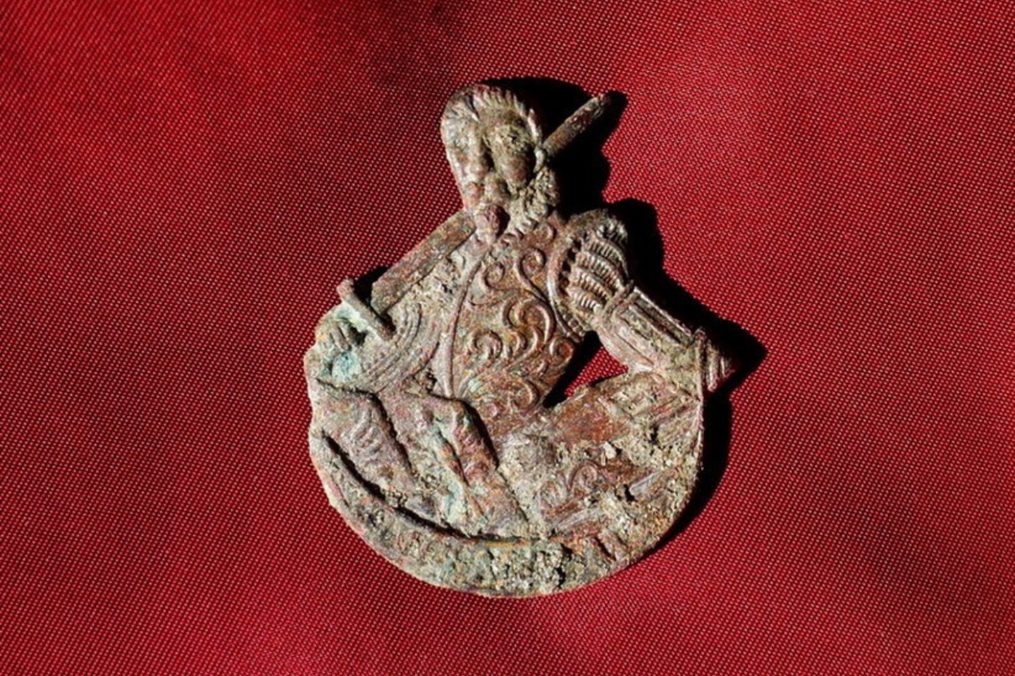 Šis bronzinis vos trijų centimetrų skersmens ženklelis rastas atliekant archeologinius tyrinėjimus Šv. Jono bažnyčios vietoje.<br>M. Rapkevičiūtės-Lisauskienės nuotr.