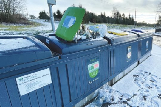 Kapinių prižiūrėtojai laukia antros šiukšlių bangos: kapų perkrovimas dekoracijomis neslopsta