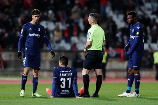 Įtariama, kad COVID-19 protrūkį Portugalijos futbolo klube „Belenenses“ sukėlė omikron atmaina