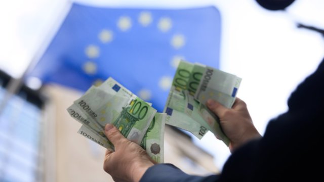 Ekonomistas apie euro kurso kritimą: patarė, į kokią valiutą nereikėtų skubėti investuoti
