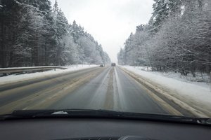 Pirmas sniegas netikėtas dažnai būna ne kelininkams, o vairuotojams – žiema juos greitai pamoko