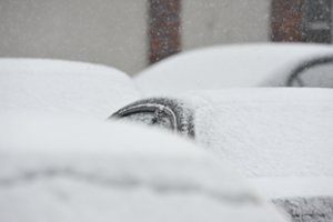 Gausus sniegas pridarė daugybę bėdų: be elektros – keli tūkstančiai, virto medžiai, nuo kelio slydo automobiliai