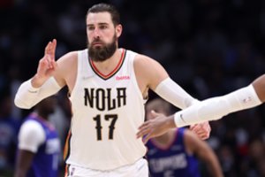 Įjungė krepšinio monstro režimą: 7 tritaškius smeigęs J. Valančiūnas sužaidė kosmines rungtynes