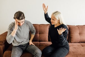 Vyrai irgi kenčia: atimta banko kortelė, nuolatinis žeminimas ir kitos smurto šeimoje apraiškos