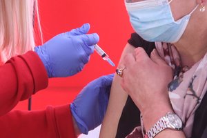 Netrykšta optimizmu: esamos vakcinos tikriausiai menkai saugos nuo omikron atmainos