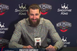 Rekordus daužęs J. Valančiūnas užsidirbo naują pravardę ir prilygo S. Curry pasiekimui