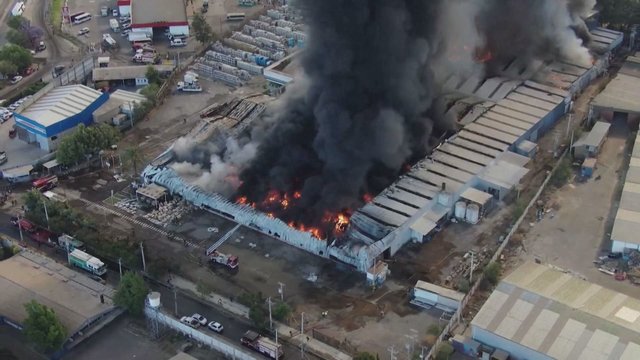 Gaisras Čilės statybinių medžiagų gamykloje: virš sostinės pasklido nuodingi dūmai