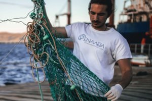 Jaunas graikas pradėjo gražią iniciatyvą: pats valo jūrą nuo šiukšlių ir moko to vietinius žvejus