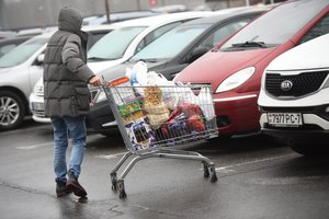 Pastebėjo, kad prekių kainos skiriasi ne tik parduotuvėse, bet ir miestuose: kur apsipirkti pigiausia