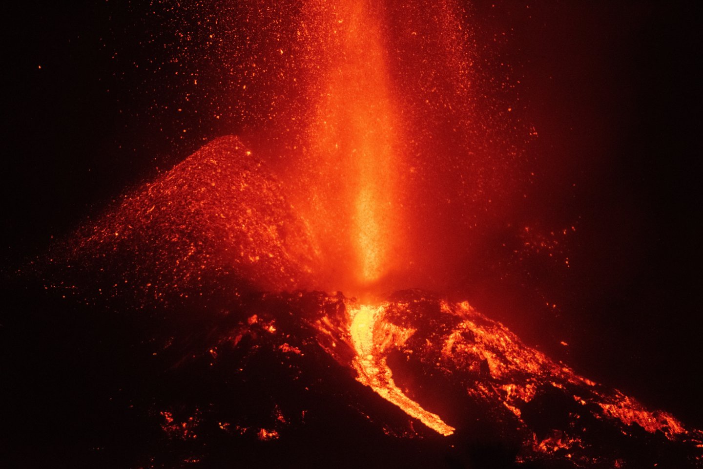 Besiveržiantis ugnikalnis La Palmos saloje aktyvėja.<br>EPA-ELTOS nuotr.