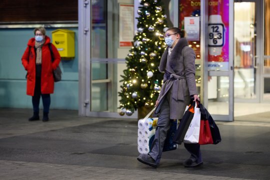Ekonomistas įspėja: po švenčių laukia įtemptas laikas – su pinigais elgsimės atsargiai