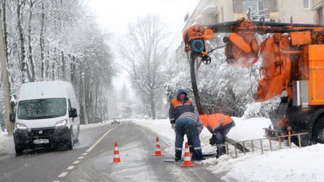 Iškritęs sniegas sukėlė problemas: sutriko eismas, bene 5000 gyventojų liko be elektros