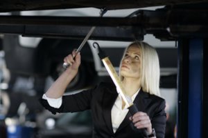 Moterys autoservisuose išleidžia daugiau pinigų: kodėl iki šiol vyrauja tokie stereotipai?