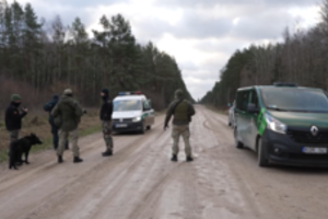 Varėnos rajone sulaikyta 14 sieną neteisėtai kirtusių migrantų, tarp jų – 6 nepilnamečiai