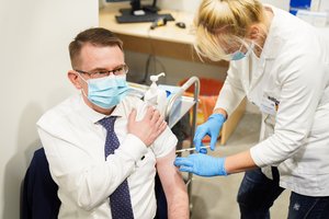 Trečiąja doze pasiskiepijęs A. Dulkys ramino dėl omikron ir priminė, kada Lietuvoje būtų įvestas karantinas