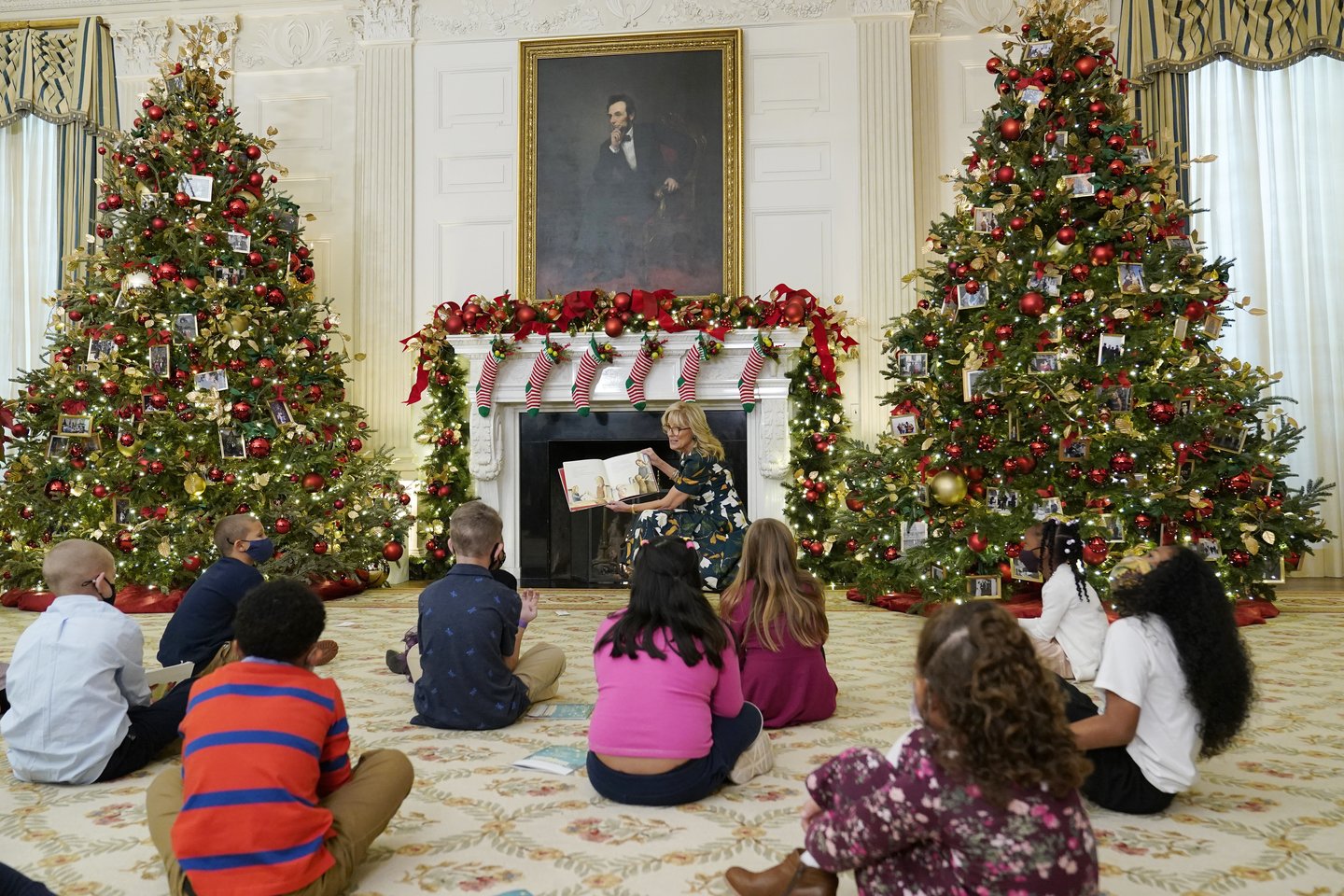 Jill Biden parodė išpuoštus Baltuosius rūmus: vaizdai tarsi iš atviruko.<br> Scanpix/AP nuotr.