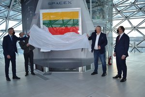 Kosminė Lietuvos Trispalvė žiūrovų lauks ant „Dragon“ kapsulės