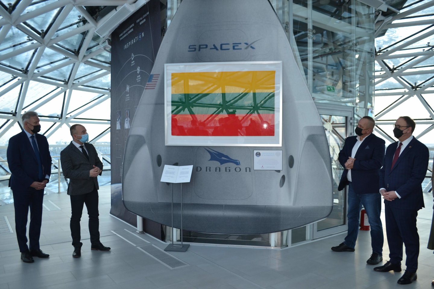  Atkurtoje originalaus dydžio ir išvaizdos kosminėje kapsulėje „Dragon“ buvo įkurdinta Lietuvos vėliava.<br> „Shift4 Payments Lithuania“ nuotr.
