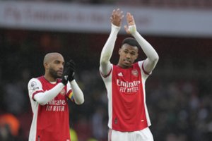 Kaukėti ir ginkluoti vagys bandė pavogti prabangų „Arsenal“ brazilo automobilį