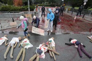 Lenkijos moterys protestuoja prieš bandymus dar sugriežtinti abortų suvaržymus